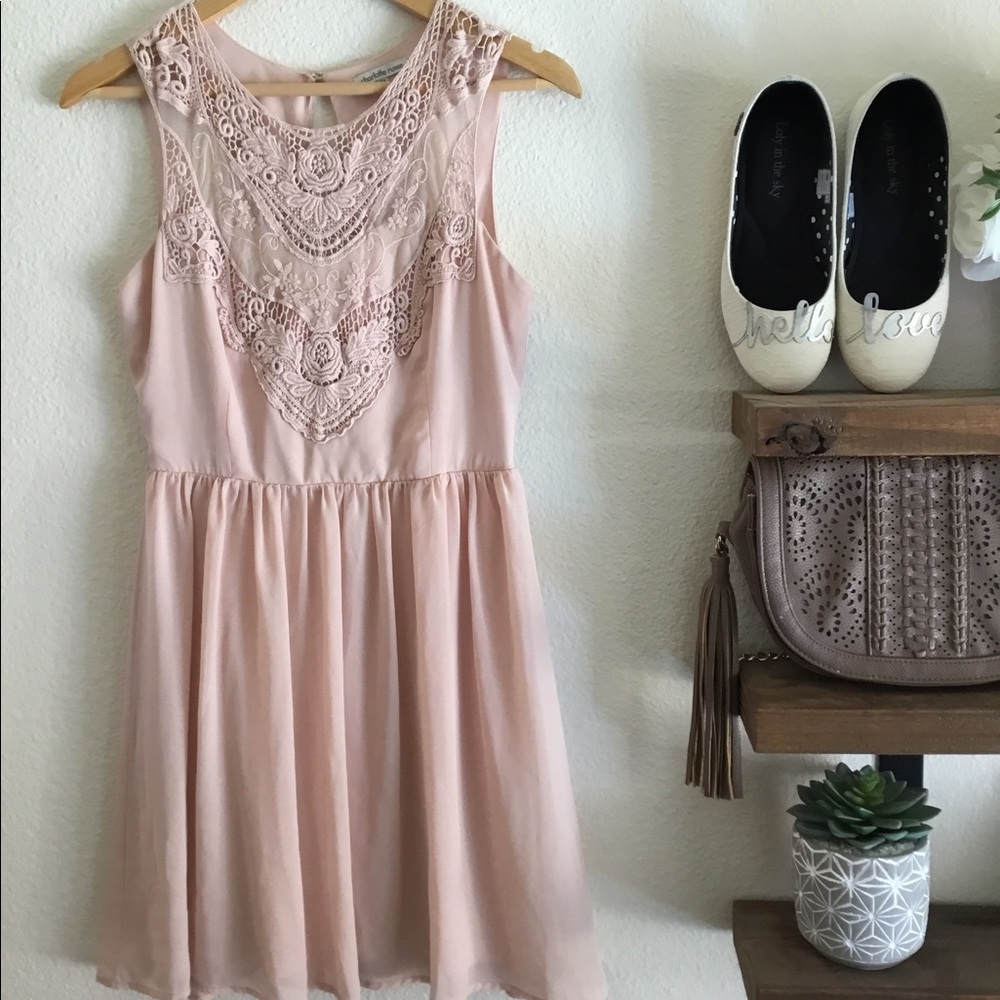 Charlotte Russe blush v-lace top w/keyhole back
